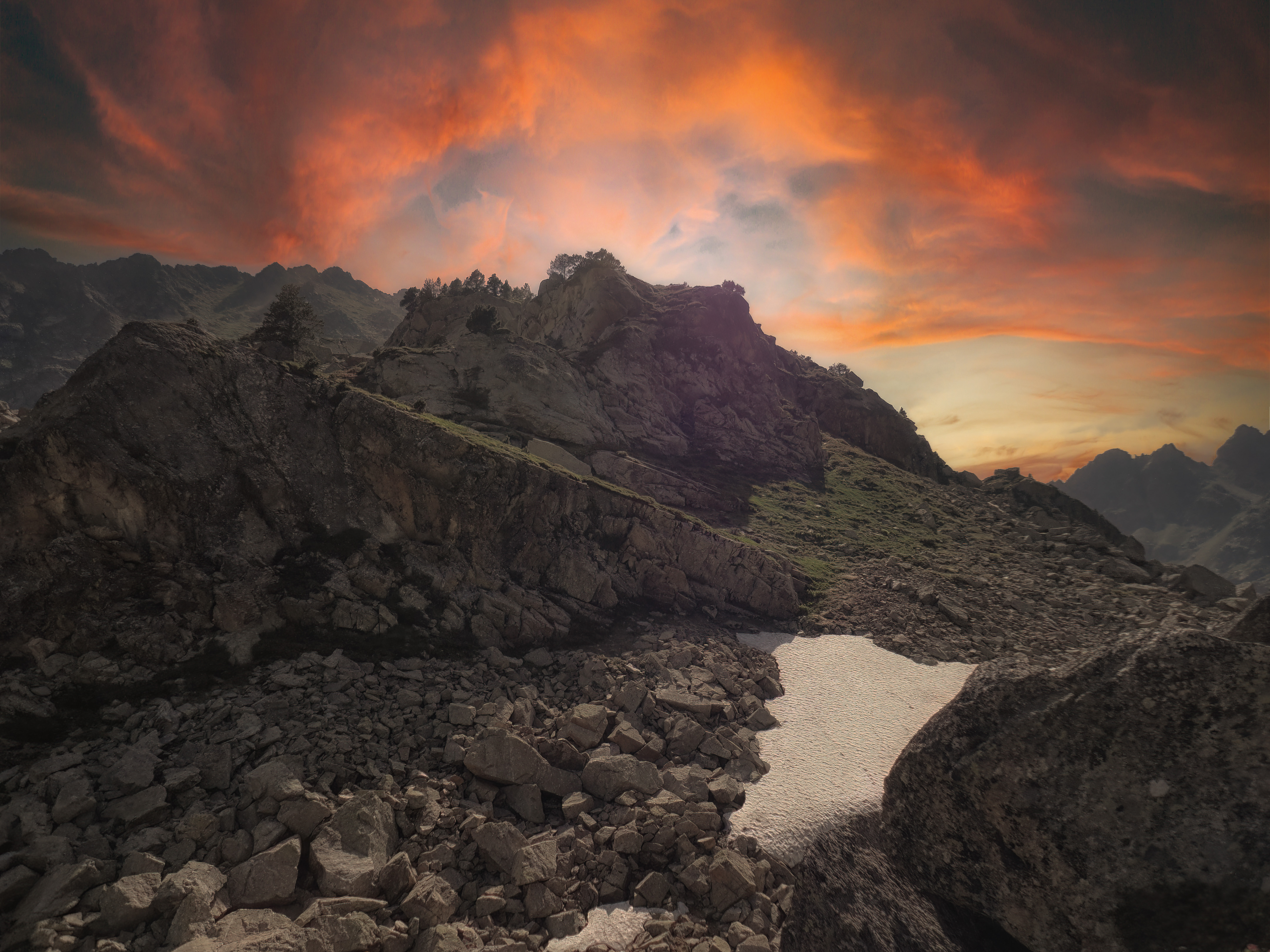 Névé tardif au Rulhe ጠ Coucher de feu sur les rochers